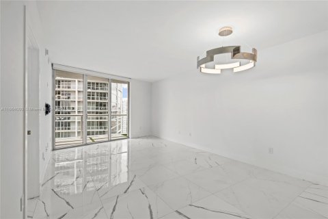 Condo in Miami, Florida, 1 bedroom  № 1377217 - photo 11