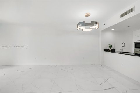 Condo in Miami, Florida, 1 bedroom  № 1377217 - photo 17