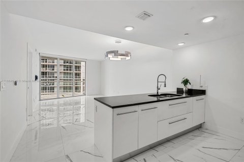 Condo in Miami, Florida, 1 bedroom  № 1377217 - photo 3