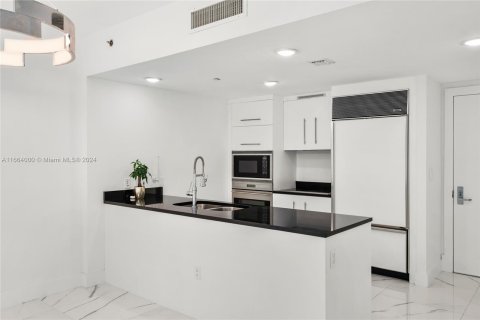 Condo in Miami, Florida, 1 bedroom  № 1377217 - photo 19