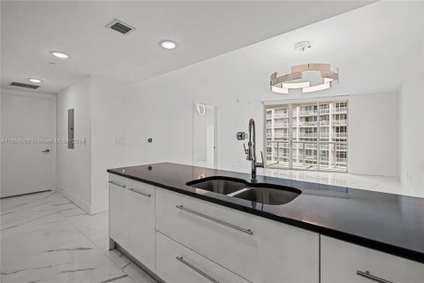 Condo in Miami, Florida, 1 bedroom  № 1377217 - photo 7