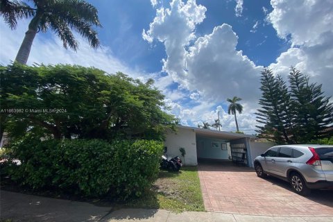 House in Hallandale Beach, Florida 2 bedrooms, 138.98 sq.m. № 1377218 - photo 3