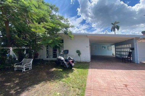 Villa ou maison à vendre à Hallandale Beach, Floride: 2 chambres, 138.98 m2 № 1377218 - photo 1