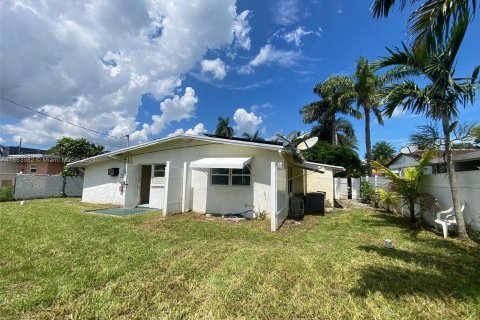 House in Hallandale Beach, Florida 2 bedrooms, 138.98 sq.m. № 1377218 - photo 9