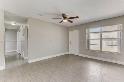 Casa en venta en Miami Gardens, Florida, 3 dormitorios, 92.44 m2 № 1269719 - foto 7