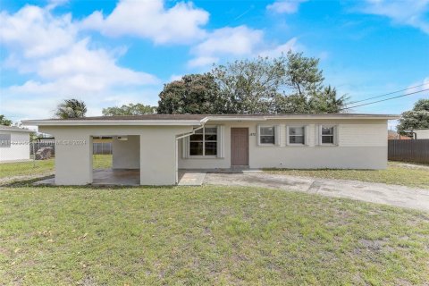 Casa en venta en Miami Gardens, Florida, 3 dormitorios, 92.44 m2 № 1269719 - foto 3