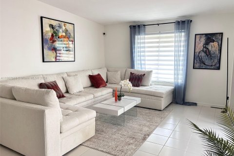 Adosado en venta en Hialeah, Florida, 2 dormitorios, 113.81 m2 № 1381827 - foto 2