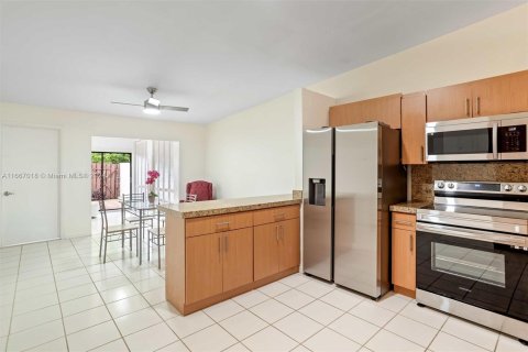 Townhouse in Hialeah, Florida 2 bedrooms, 113.81 sq.m. № 1381827 - photo 11