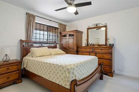 Adosado en venta en Hialeah, Florida, 2 dormitorios, 113.81 m2 № 1381827 - foto 24