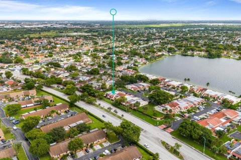 Adosado en venta en Hialeah, Florida, 2 dormitorios, 113.81 m2 № 1381827 - foto 30