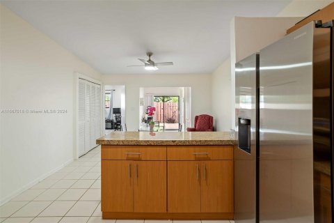 Adosado en venta en Hialeah, Florida, 2 dormitorios, 113.81 m2 № 1381827 - foto 12