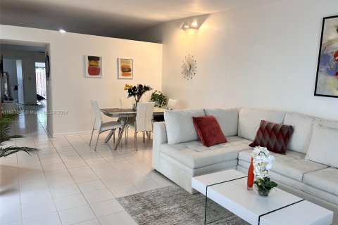 Adosado en venta en Hialeah, Florida, 2 dormitorios, 113.81 m2 № 1381827 - foto 6