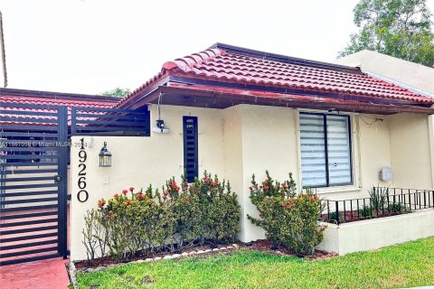 Adosado en venta en Hialeah, Florida, 2 dormitorios, 113.81 m2 № 1381827 - foto 1