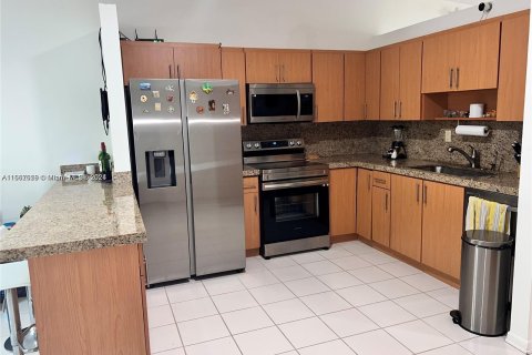 Adosado en venta en Hialeah, Florida, 2 dormitorios, 113.81 m2 № 1381827 - foto 3