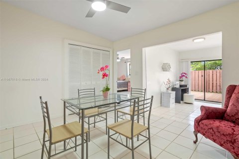 Adosado en venta en Hialeah, Florida, 2 dormitorios, 113.81 m2 № 1381827 - foto 16