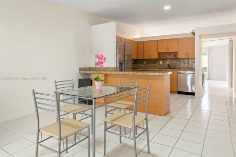 Adosado en venta en Hialeah, Florida, 2 dormitorios, 113.81 m2 № 1381827 - foto 15