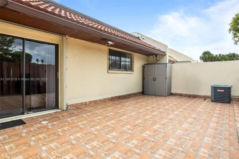 Adosado en venta en Hialeah, Florida, 2 dormitorios, 113.81 m2 № 1381827 - foto 26