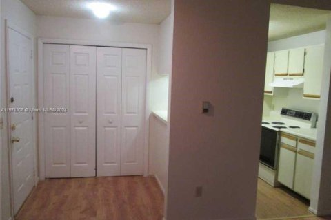 Condo in Pompano Beach, Florida, 1 bedroom  № 1127295 - photo 4