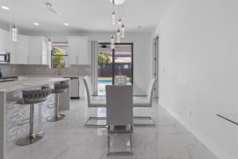Casa en venta en Cape Coral, Florida, 3 dormitorios, 153.85 m2 № 1002190 - foto 12