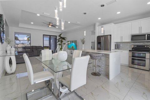 Casa en venta en Cape Coral, Florida, 3 dormitorios, 153.85 m2 № 1002190 - foto 8