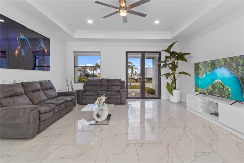 Casa en venta en Cape Coral, Florida, 3 dormitorios, 153.85 m2 № 1002190 - foto 6