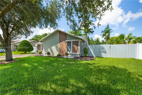 House in Pembroke Pines, Florida 4 bedrooms, 159.14 sq.m. № 1345358 - photo 29