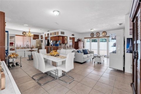 House in Miami, Florida 4 bedrooms, 181.9 sq.m. № 1356646 - photo 10