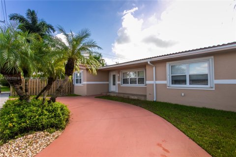 Villa ou maison à louer à Dania Beach, Floride: 5 chambres, 185.8 m2 № 279167 - photo 1