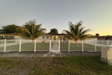 House in Miami Gardens, Florida 3 bedrooms, 144.93 sq.m. № 1006885 - photo 2