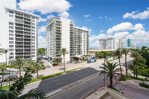 Condo in Miami Beach, Florida, 2 bedrooms  № 1345838 - photo 18