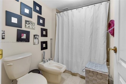 Condo in Miami Beach, Florida, 2 bedrooms  № 1345838 - photo 14