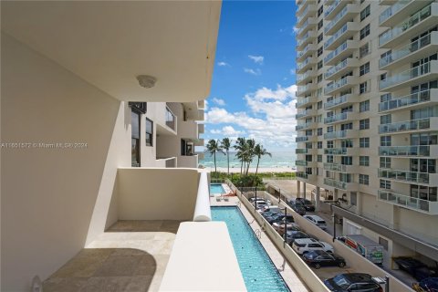 Condo in Miami Beach, Florida, 2 bedrooms  № 1345838 - photo 19