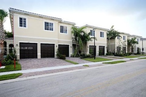 Immobilier commercial à vendre à Miramar, Floride: 532.61 m2 № 1128609 - photo 1