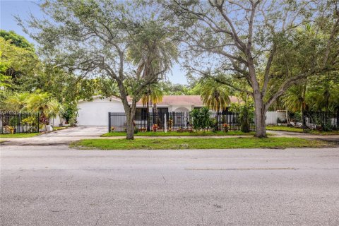 Villa ou maison à vendre à Palmetto Bay, Floride: 4 chambres, 287.53 m2 № 1348928 - photo 1