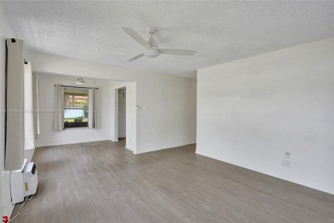 House in Hollywood, Florida 2 bedrooms, 99.13 sq.m. № 1224392 - photo 5