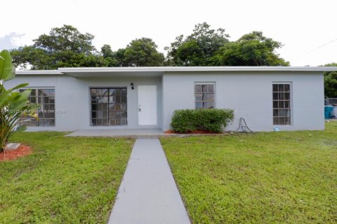 Villa ou maison à vendre à Lauderhill, Floride: 4 chambres, 187.85 m2 № 1333411 - photo 1