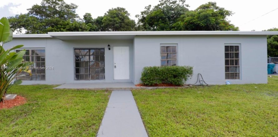 House in Lauderhill, Florida 4 bedrooms, 187.85 sq.m. № 1333411