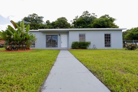 House in Lauderhill, Florida 4 bedrooms, 187.85 sq.m. № 1333411 - photo 17