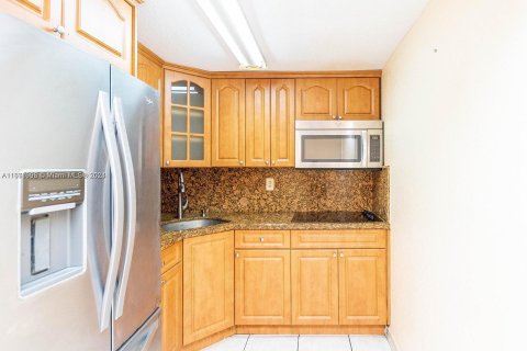 Condo in Hialeah, Florida, 2 bedrooms  № 1391490 - photo 10