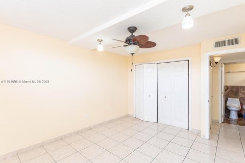 Condo in Hialeah, Florida, 2 bedrooms  № 1391490 - photo 17