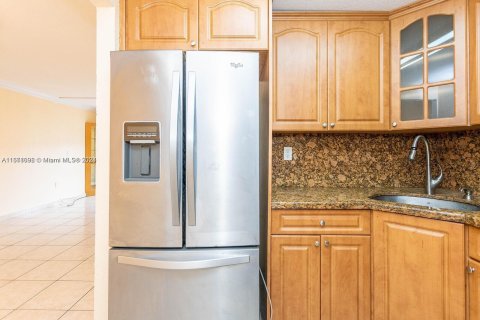 Condo in Hialeah, Florida, 2 bedrooms  № 1391490 - photo 8