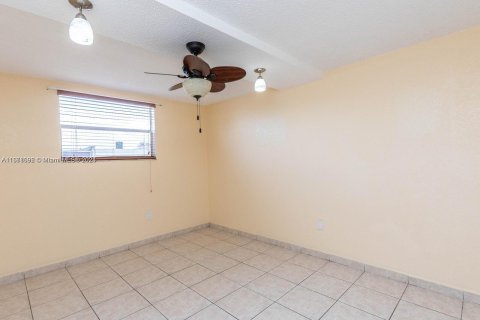 Condo in Hialeah, Florida, 2 bedrooms  № 1391490 - photo 18