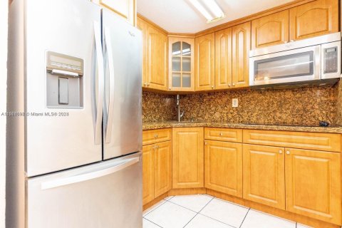 Condo in Hialeah, Florida, 2 bedrooms  № 1391490 - photo 9