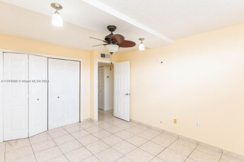 Condo in Hialeah, Florida, 2 bedrooms  № 1391490 - photo 12