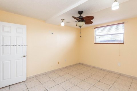 Condo in Hialeah, Florida, 2 bedrooms  № 1391490 - photo 19