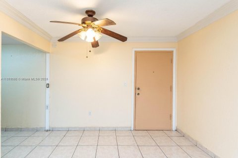 Condo in Hialeah, Florida, 2 bedrooms  № 1391490 - photo 5