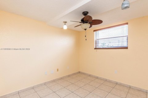 Condo in Hialeah, Florida, 2 bedrooms  № 1391490 - photo 14