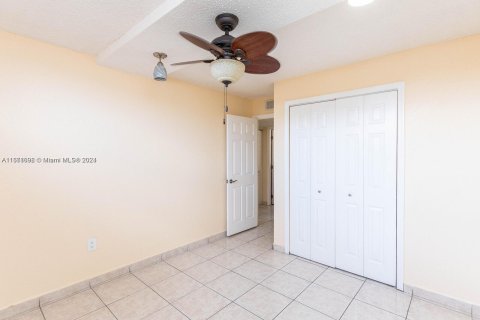 Condo in Hialeah, Florida, 2 bedrooms  № 1391490 - photo 13