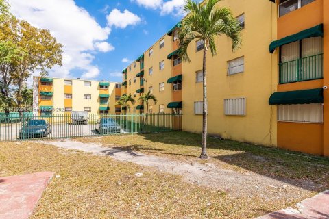 Condo in Hialeah, Florida, 2 bedrooms  № 1391490 - photo 2