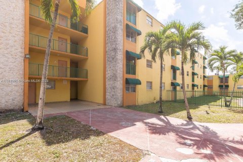 Condo in Hialeah, Florida, 2 bedrooms  № 1391490 - photo 3